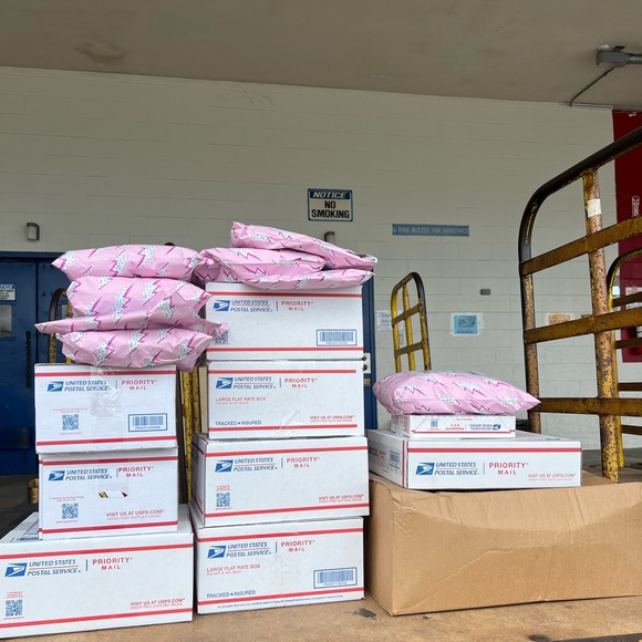 ⚡️Live Show Listing⚡️ - Picture 4 of 8